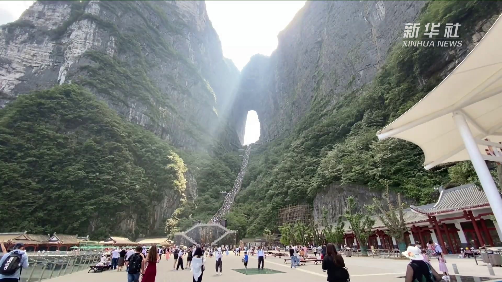 祖国颂·共赏好风景｜张家界天门山：2万游客登天梯 乐享假期