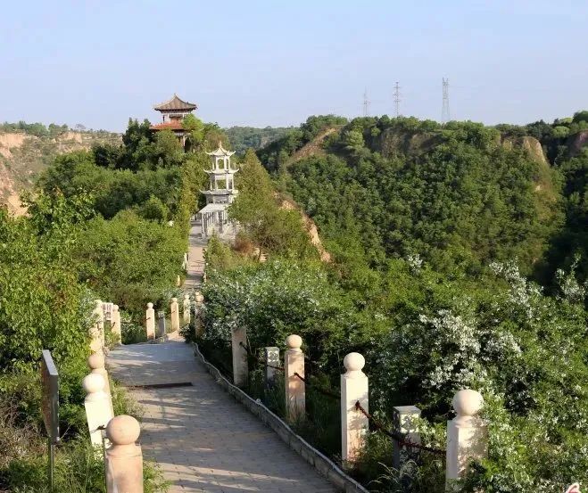 沟底泉水潺潺与闻名遐迩的北石窟寺相距19公里小崆峒位于西峰城区东南