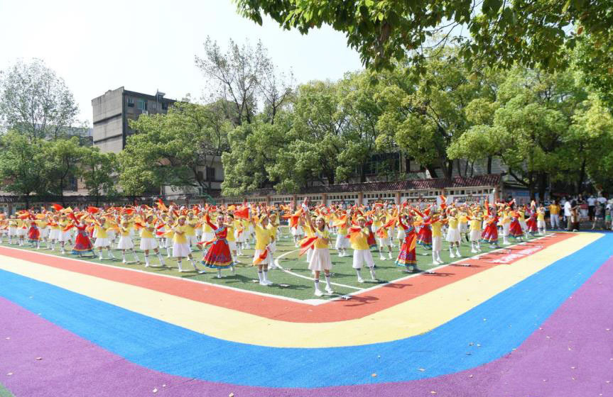 学生表演集体舞