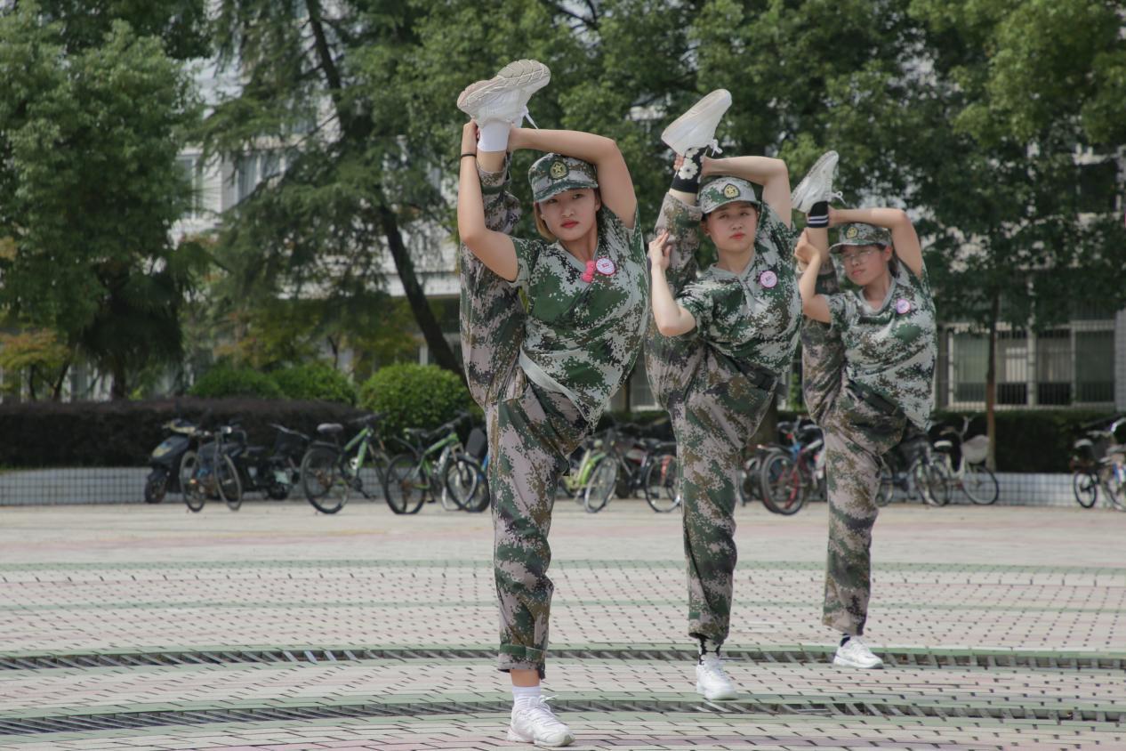 安庆师大一专业新生军训齐秀特色舞蹈__凤凰网