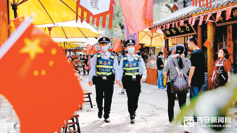 國慶假期,民警在景區內巡邏執勤.(西安報業全媒體記者 王濤 攝)