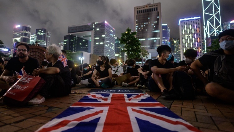 吕宁思逃往英国的乱港分子翻不起大浪