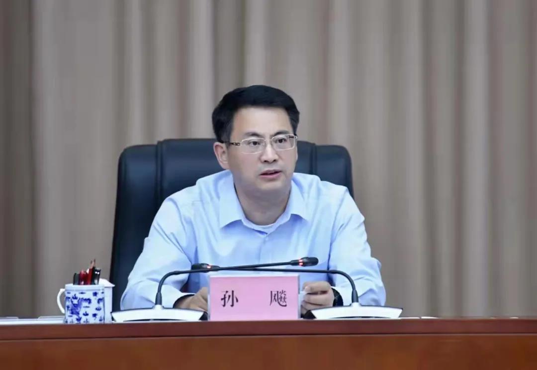 9月29日下午,绥化市委副书记,市长孙飚主持召开市政府常务会议,研究
