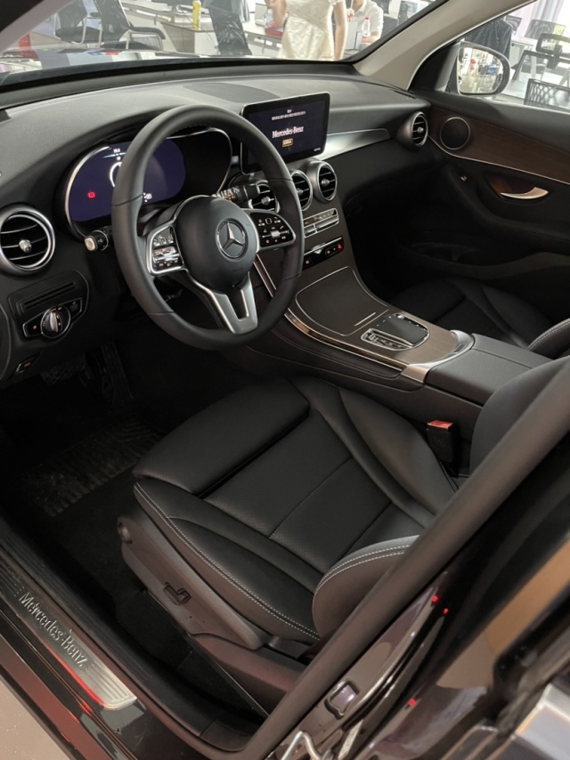 2021款奔驰glc级延续了海外版车型的设计,并没有针对国产化进行过多