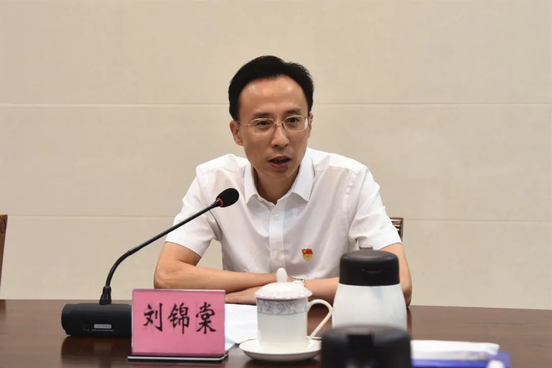 刘锦棠镇长一行首先到分局110指挥调度大厅,了解社会面防控工作情况