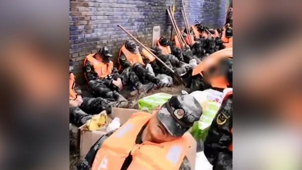 山西抗洪战士奋战20小时 靠墙一排席地而睡