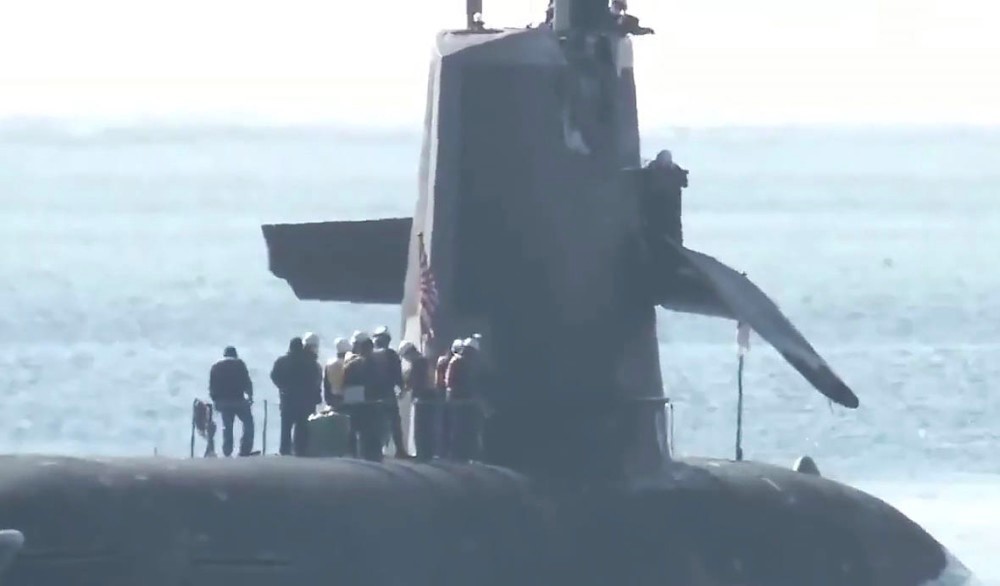 海上自卫队一艘“苍龙”级常规动力潜艇发生撞击事故，导致其围壳部分受损严重，并有三人轻伤。