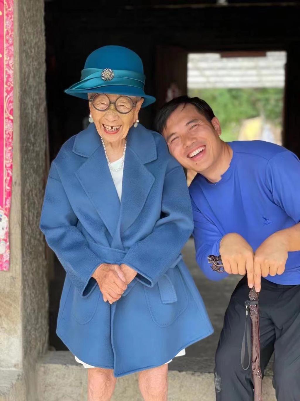 小伙为92岁奶奶拍法式大片网友老人穿出了国际范