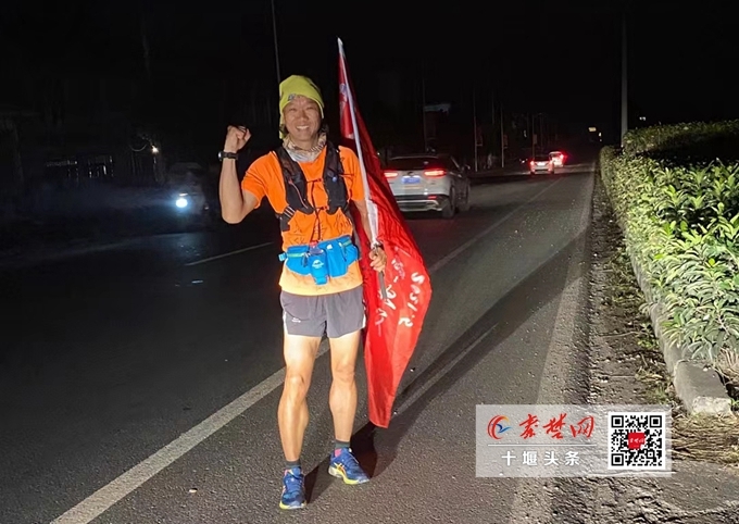 &nbsp; 赵建军介绍，挑战超级马拉松之前，他做了细致的准备，邀请了一名同学为自己做后勤保障，主要是防疫和安全方面的准备，比如口罩、酒精和越野急救包等。为了有更好的状态完成长跑，他还给自己制定了严格的作息时间表，一般早上6点钟之前起床准备开跑，每天力争在14：00前结束，然后找地方住宿、换洗衣物、拉伸休息，其间严格规定自己不饮酒，不熬夜。