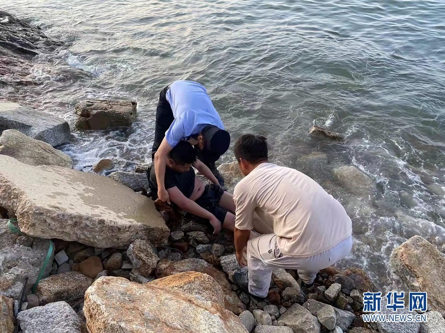 惠州民警救助落水群众。新华网发