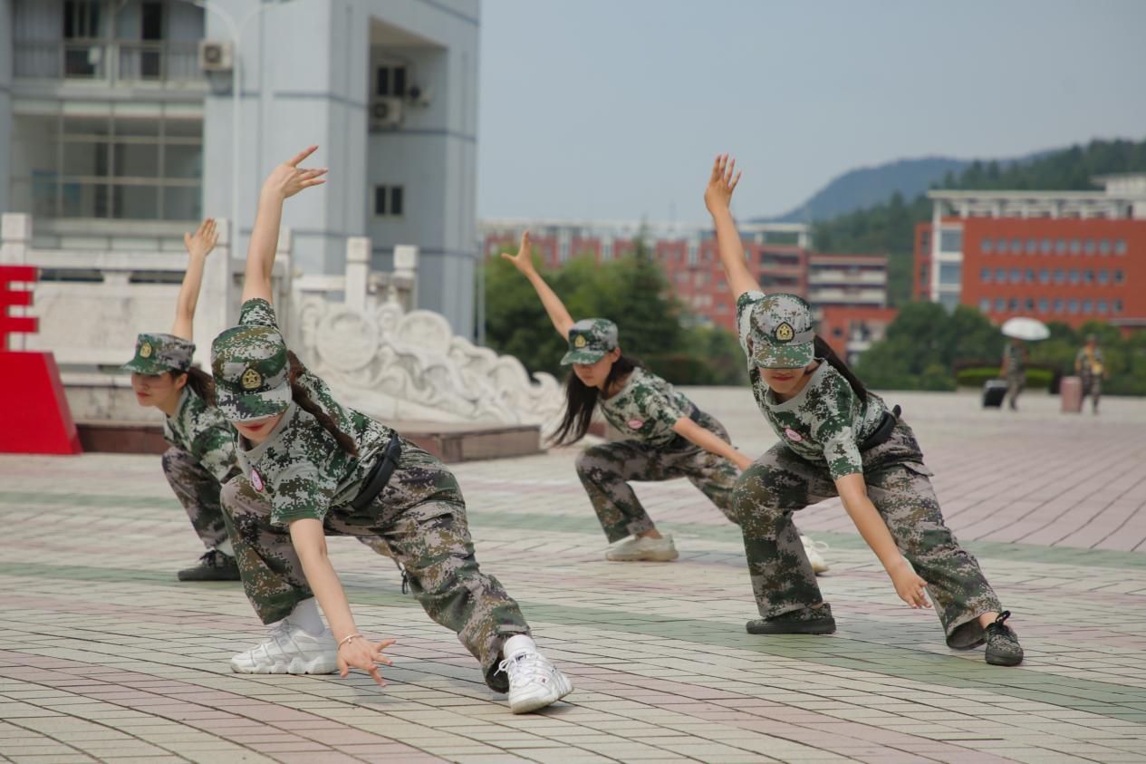 舞动迷彩!安庆师大一专业新生军训齐秀特色舞蹈