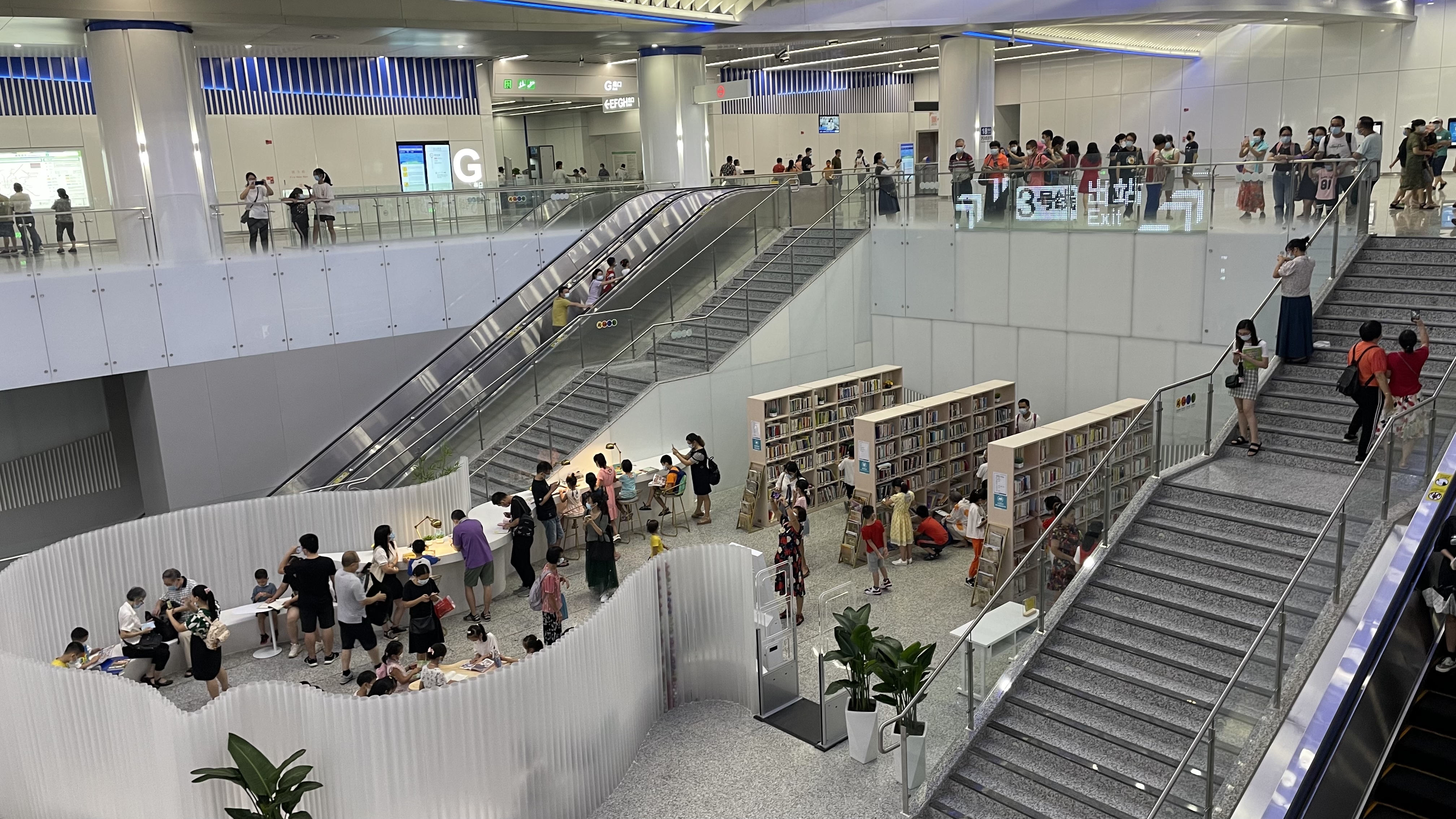 广州图书馆地铁番禺广场站分馆.通讯员 韦琳珊 摄