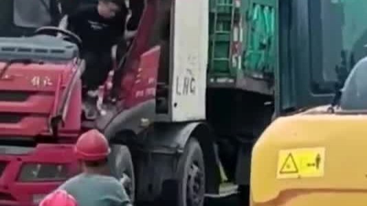 山西祁县用卡车投河堵决口 车入水前司机惊险跳出驾驶室