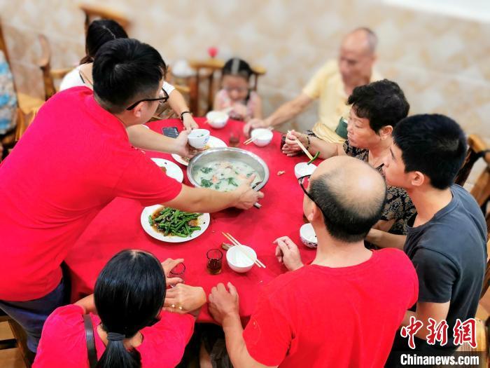 “芋头糍水”是冲蒌圩华东楼餐厅近期的网红菜式 李晓春 摄