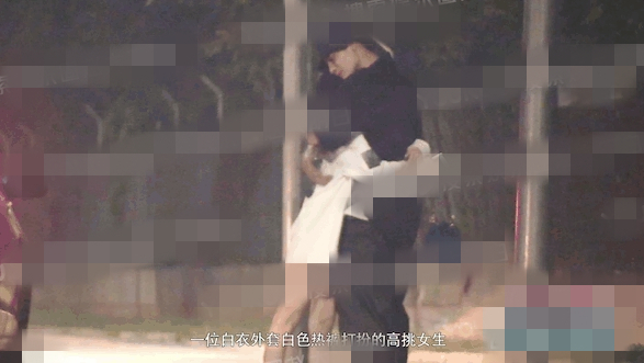 演员赵志伟恋情曝光？与女子当街甜蜜拥吻