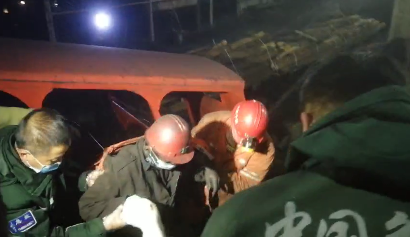 七台河鹿山煤矿矿震 第一名被困矿工安全升井