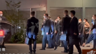 现场：中美苏黎世会晤结束 中方代表团离开酒店前往机场