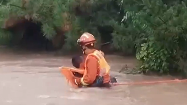 山西高中生被洪水卷走 消防员激流中施救