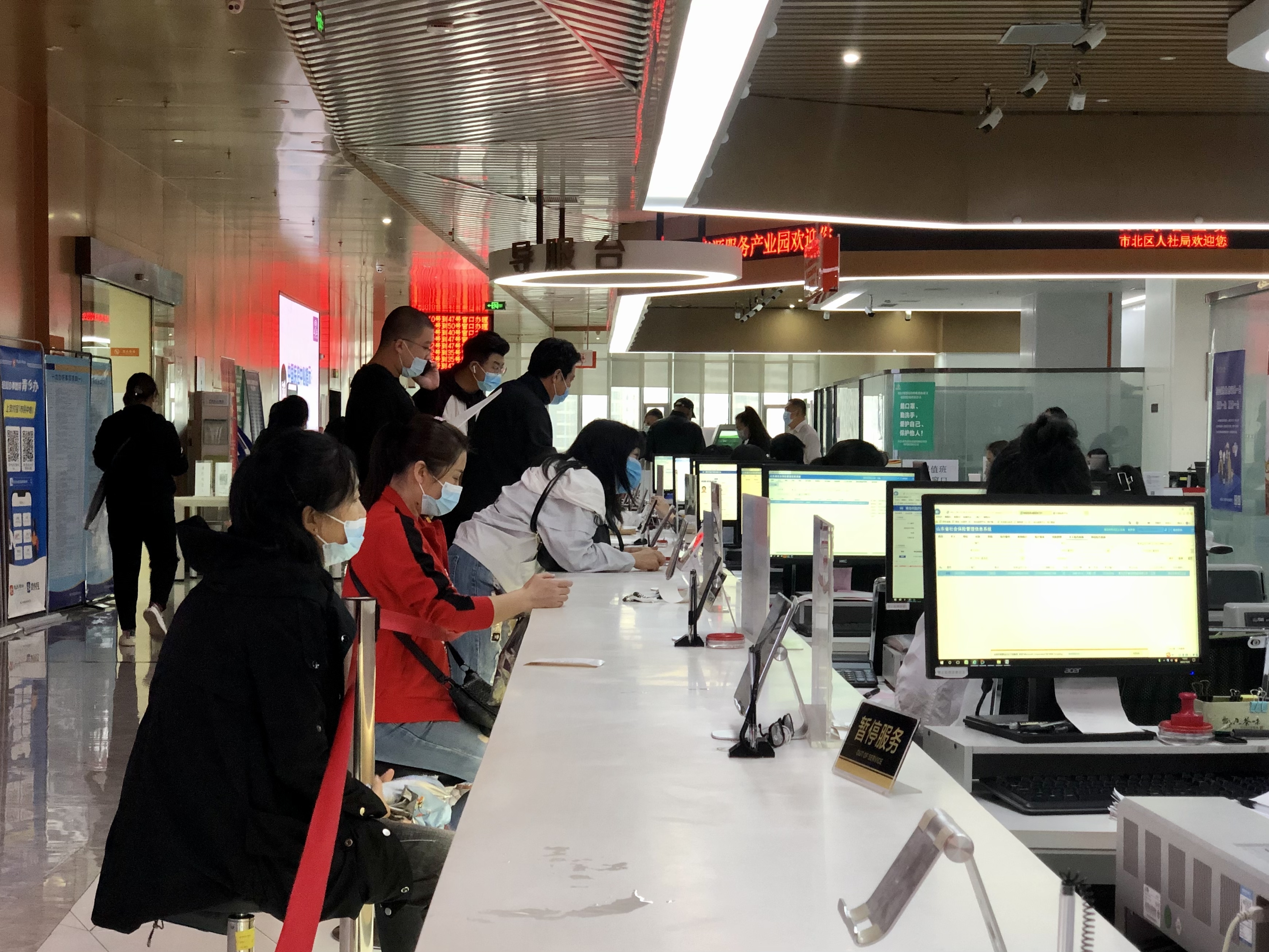 国庆节后首日工作热情高 市北区人社服务大厅各窗口秩序井然