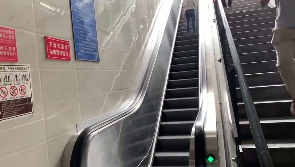 追踪｜南岸区人民医院旁的人行地通道自动扶梯已换新运行