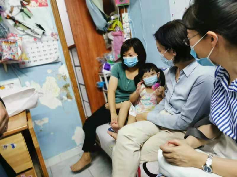中联办领导走访香港住房困难户：让孩子们在劏房长大 实在太对不起他们了