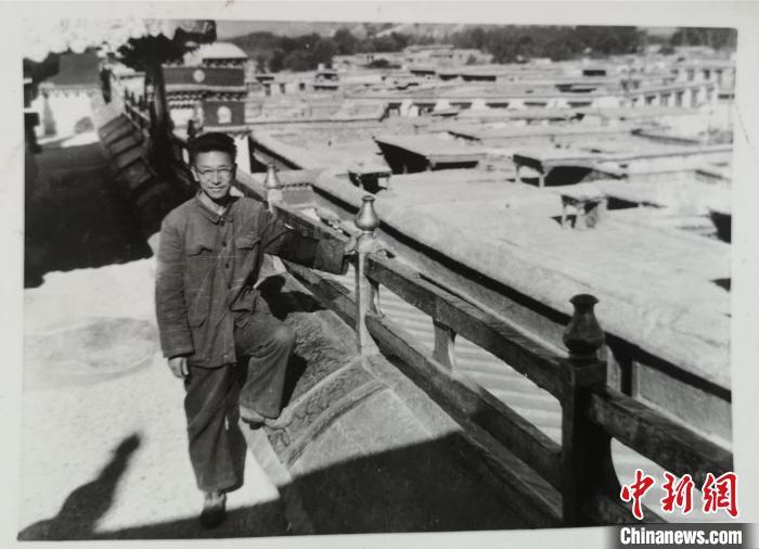 1976年9月,张维信在拉萨大昭寺。 兰州大学供图