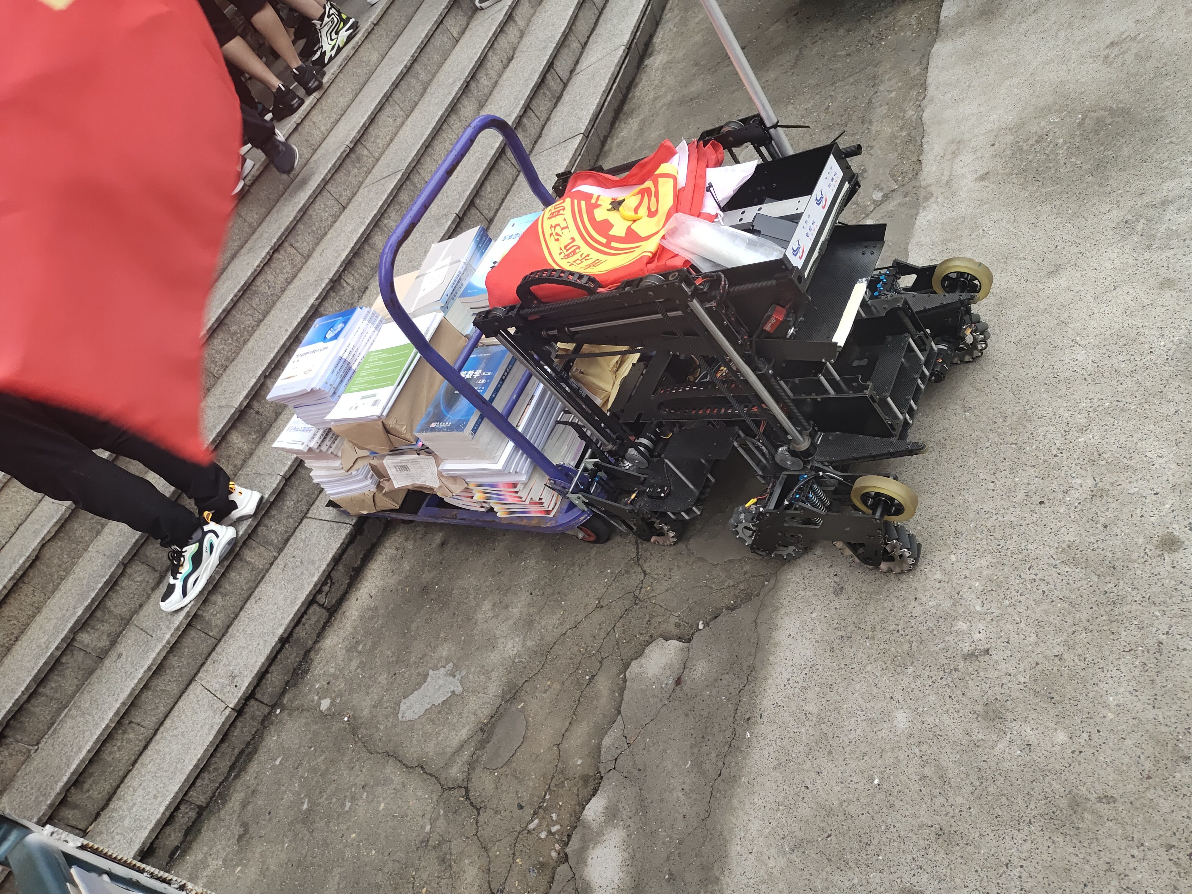 机器人帮助学生运送书本。受访者供图