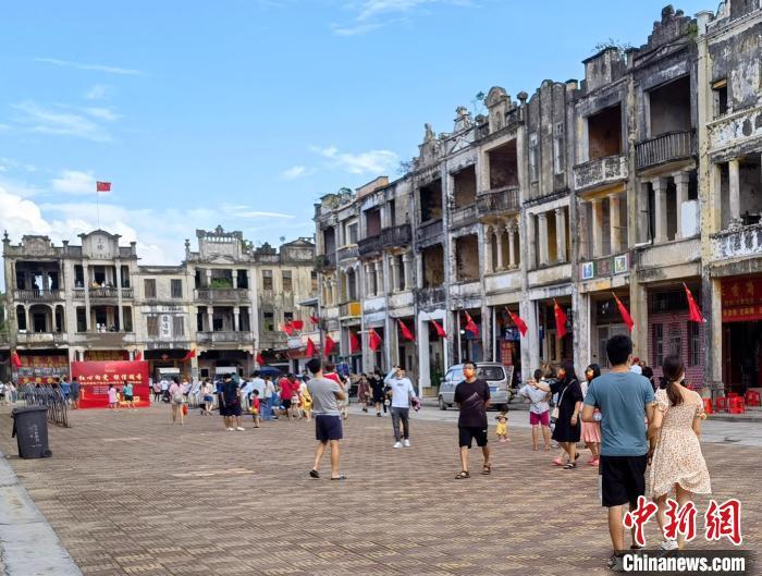 国庆假期期间，汀江圩游人如织。 冯海琳 摄