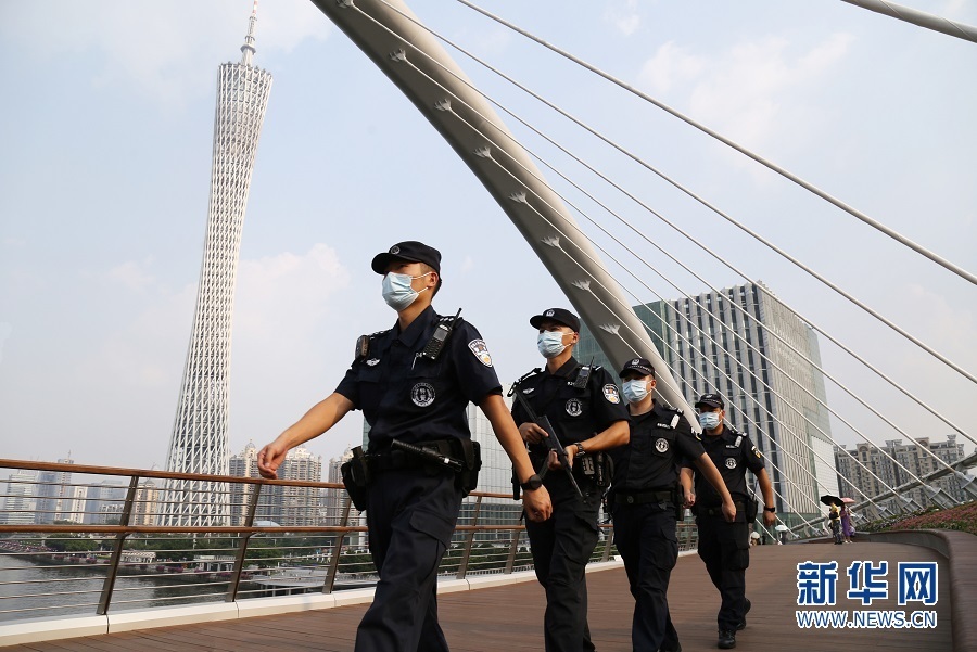 广州民警在海心桥巡逻。新华网发
