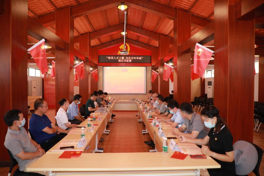 广州市人才办组织人才学党史。（受访者供图）