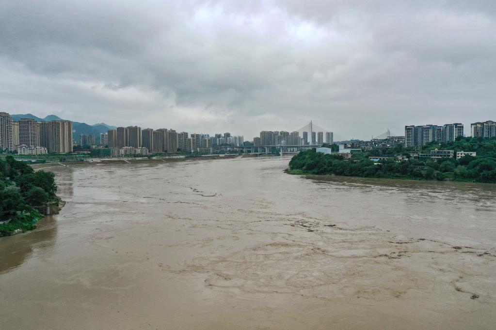 10月7日在重庆市沙坪坝区磁器口古镇拍摄的嘉陵江洪峰过境(无人机照片