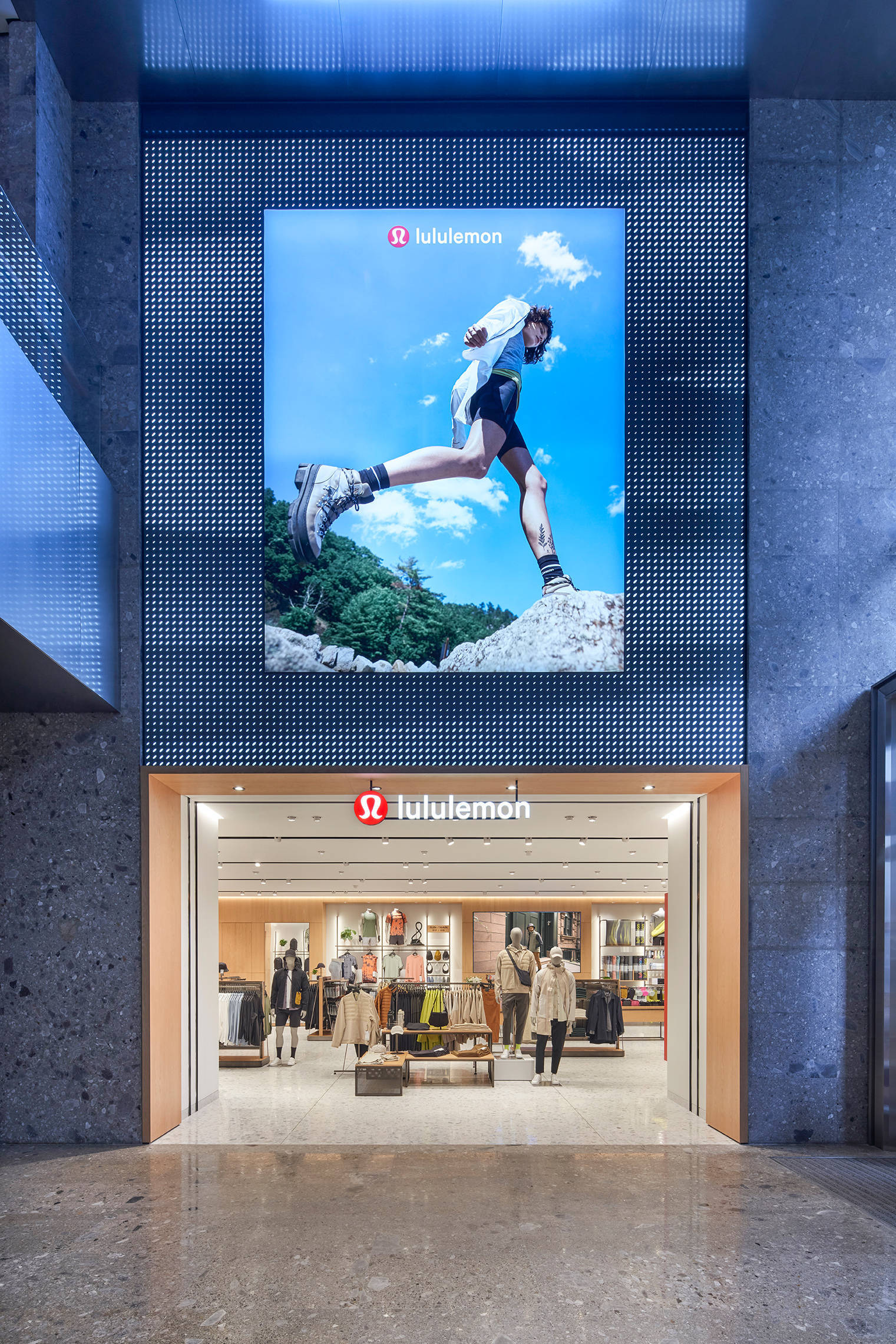 lululemon深圳万象天地店焕新亮相华南最大门店重装开业