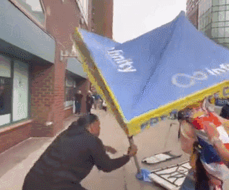 纽约示威者当街破坏新冠病毒检测点：掀翻桌子、推倒帐篷不停叫骂