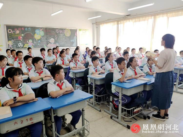 图为开发区第二小学课堂。