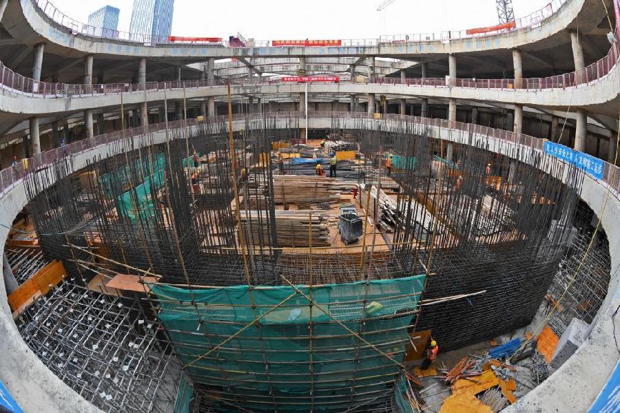工人们在深圳前海综合交通枢纽项目建设现场忙碌（10月1日摄）。前海综合交通枢纽项目建成后，将成为前海内部的交通集散地和连接粤港澳大湾区其它城市的重要枢纽。新华社记者 梁旭 摄