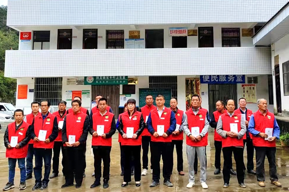 镇安创新“人盯人”+基层社会治理“1844”机制工作纪实