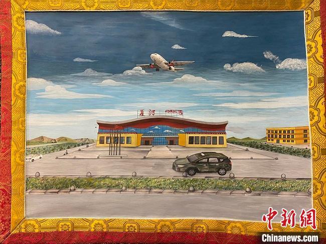 图为描绘夏河县机场的唐卡作品。　宋子昕 摄