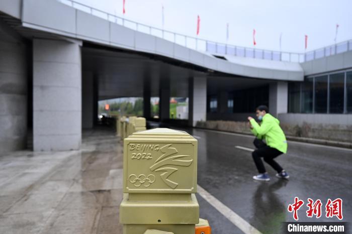 图为9月15日，太子城冰雪小镇街道护栏上装饰的北京2022年冬奥会相关图案。　翟羽佳 摄