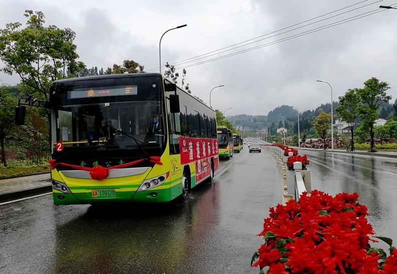 川渝两地首条跨省城际公交开通。罗列 摄