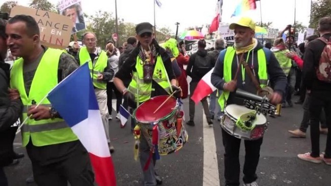 法国能源价格上涨 大批抗议者在巴黎游行示威