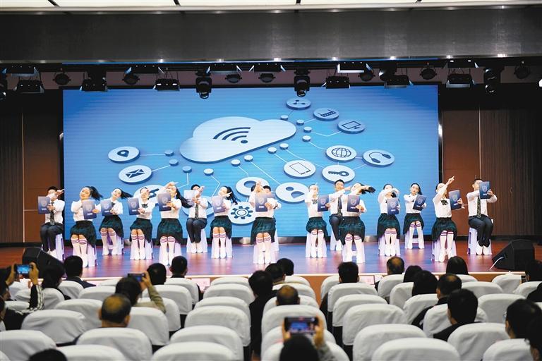 学生现场表演网络安全内容的舞台剧.(记者 窦翊明 摄)