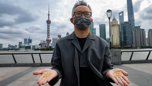 艺术家“制千粒黄金大米后扔掉”引争议 本人回应