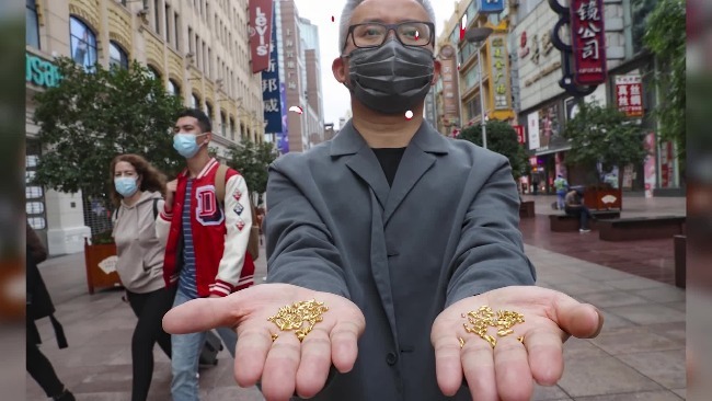 艺术家用500克黄金制1000粒米扔黄浦江：讽刺严重的粮食浪费问题