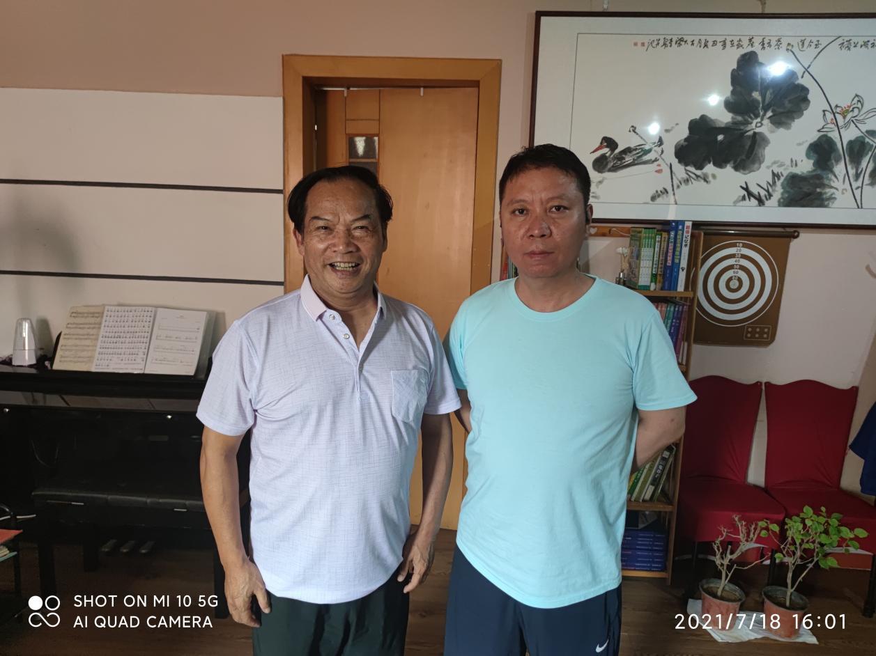 词曲作者罗福祥与青年音乐才俊、开封市音乐舞蹈家协会常务理事、编曲和录音师李文杰老师合影