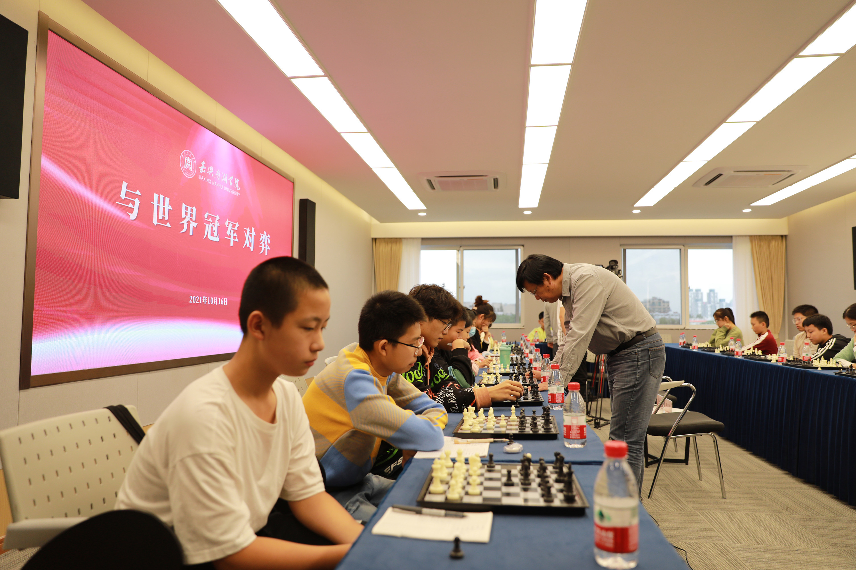 对弈世界冠军嘉兴南湖学院举办国际象棋明星进校园活动