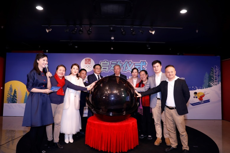 (各方嘉宾共同摸球启动)启动仪式上,徐里书记表示:"大展"鼓励各国