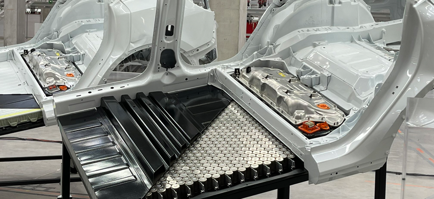 特斯拉柏林秀肌肉modely将装投影大灯4680电池也来了