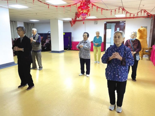 老人们在养老机构进行身体锻炼