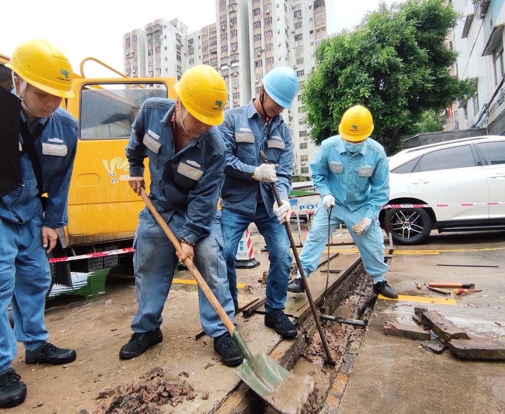 10月13日，南方电网广东东莞城区供电局工作人员清理故障电缆沟。（通讯员供图）