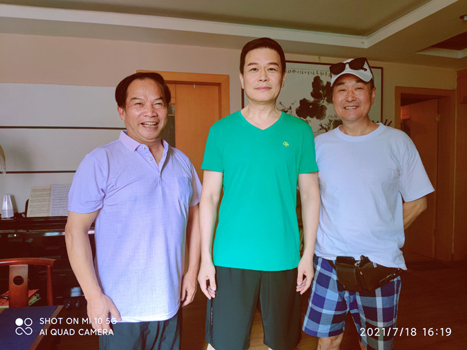 罗福祥与担任《九月九日忆山东兄弟》领唱的李良冬和担任朗诵的王雁翔两位老师合影